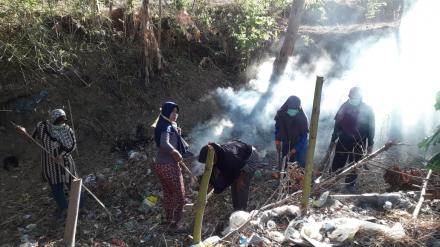 Kegiatan membersihkan selokan Dusun Kalipakem